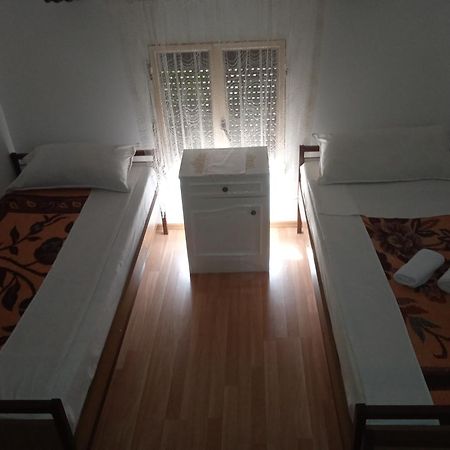 Hostel Vera - Airport Podgorica Mitrovici  Rum bild