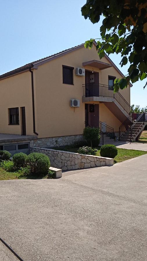 Hostel Vera - Airport Podgorica Mitrovici  Exteriör bild