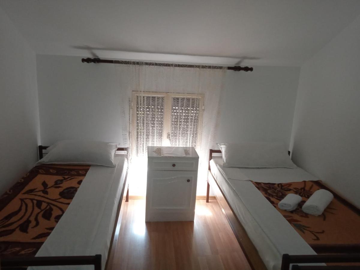 Hostel Vera - Airport Podgorica Mitrovici  Exteriör bild
