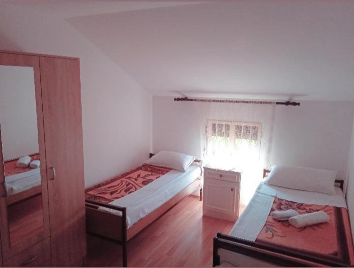 Hostel Vera - Airport Podgorica Mitrovici  Exteriör bild
