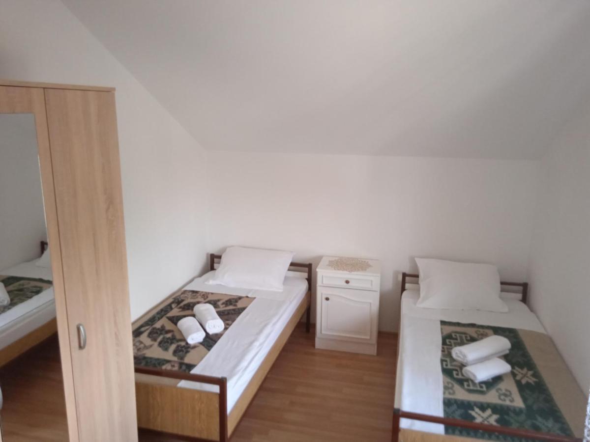 Hostel Vera - Airport Podgorica Mitrovici  Exteriör bild