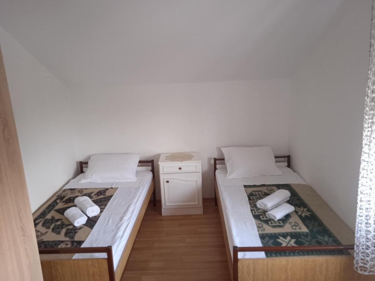 Hostel Vera - Airport Podgorica Mitrovici  Exteriör bild