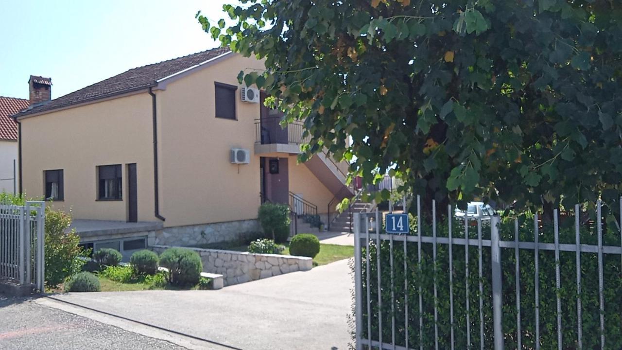 Hostel Vera - Airport Podgorica Mitrovici  Exteriör bild