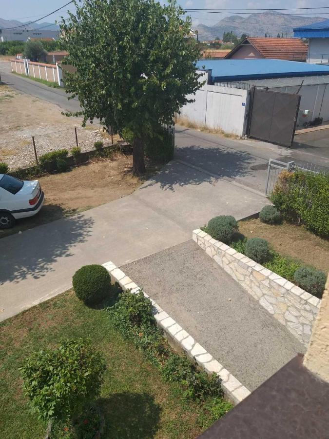 Hostel Vera - Airport Podgorica Mitrovici  Exteriör bild
