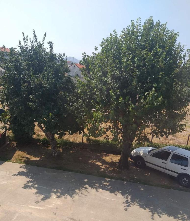 Hostel Vera - Airport Podgorica Mitrovici  Exteriör bild