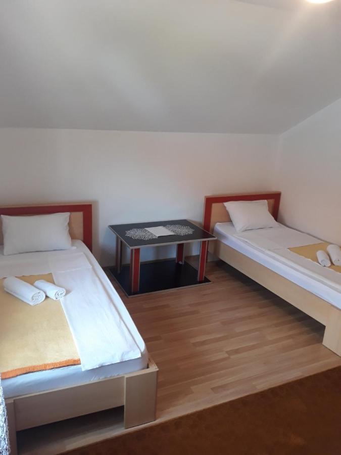 Hostel Vera - Airport Podgorica Mitrovici  Exteriör bild