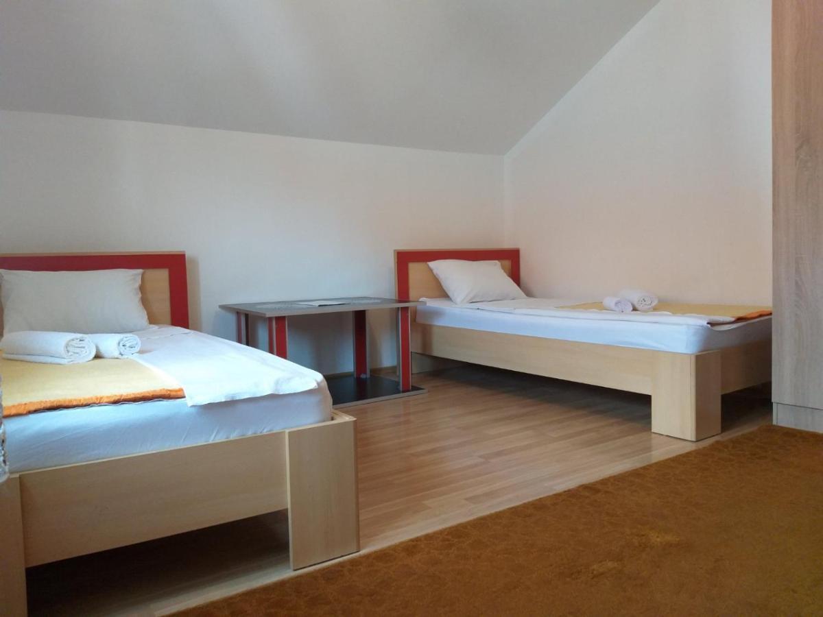 Hostel Vera - Airport Podgorica Mitrovici  Exteriör bild