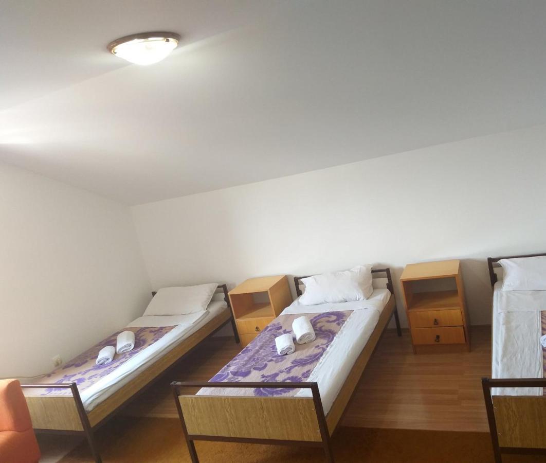 Hostel Vera - Airport Podgorica Mitrovici  Exteriör bild