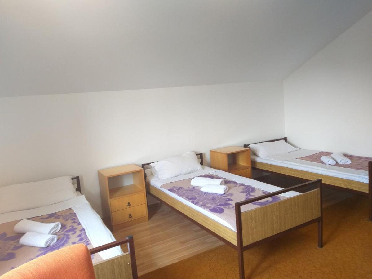 Hostel Vera - Airport Podgorica Mitrovici  Exteriör bild