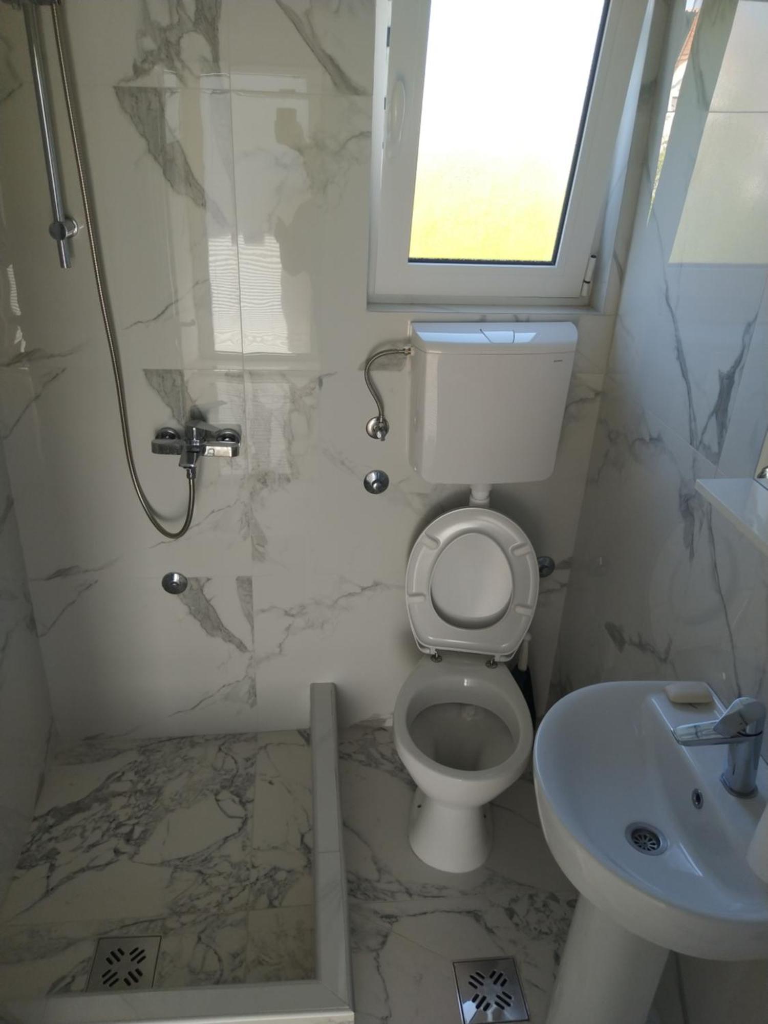 Hostel Vera - Airport Podgorica Mitrovici  Exteriör bild