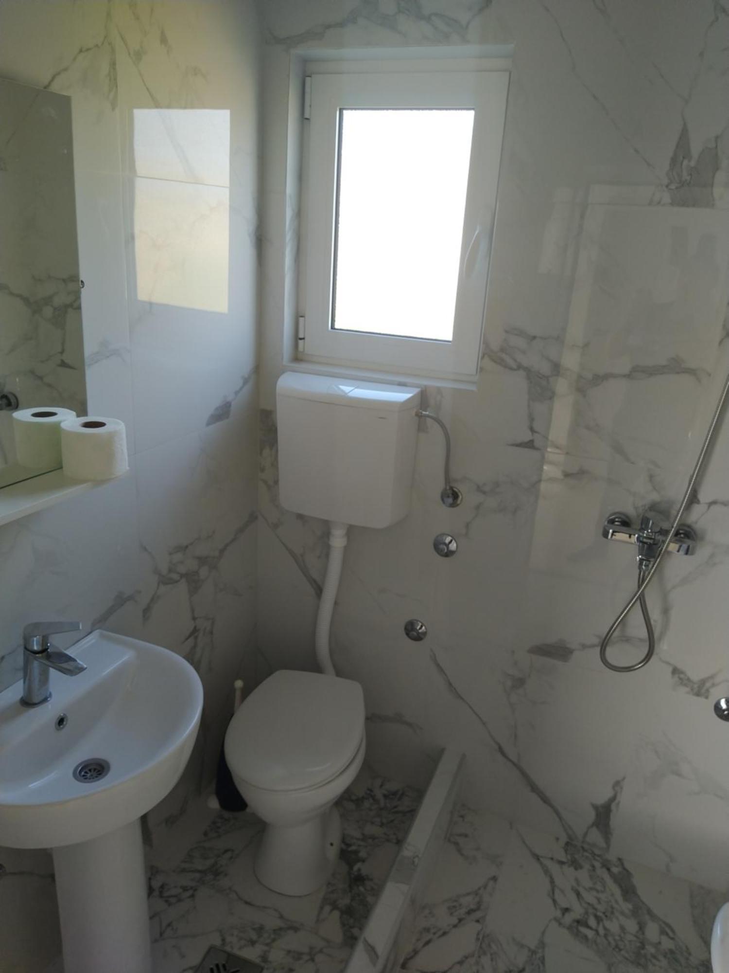 Hostel Vera - Airport Podgorica Mitrovici  Exteriör bild