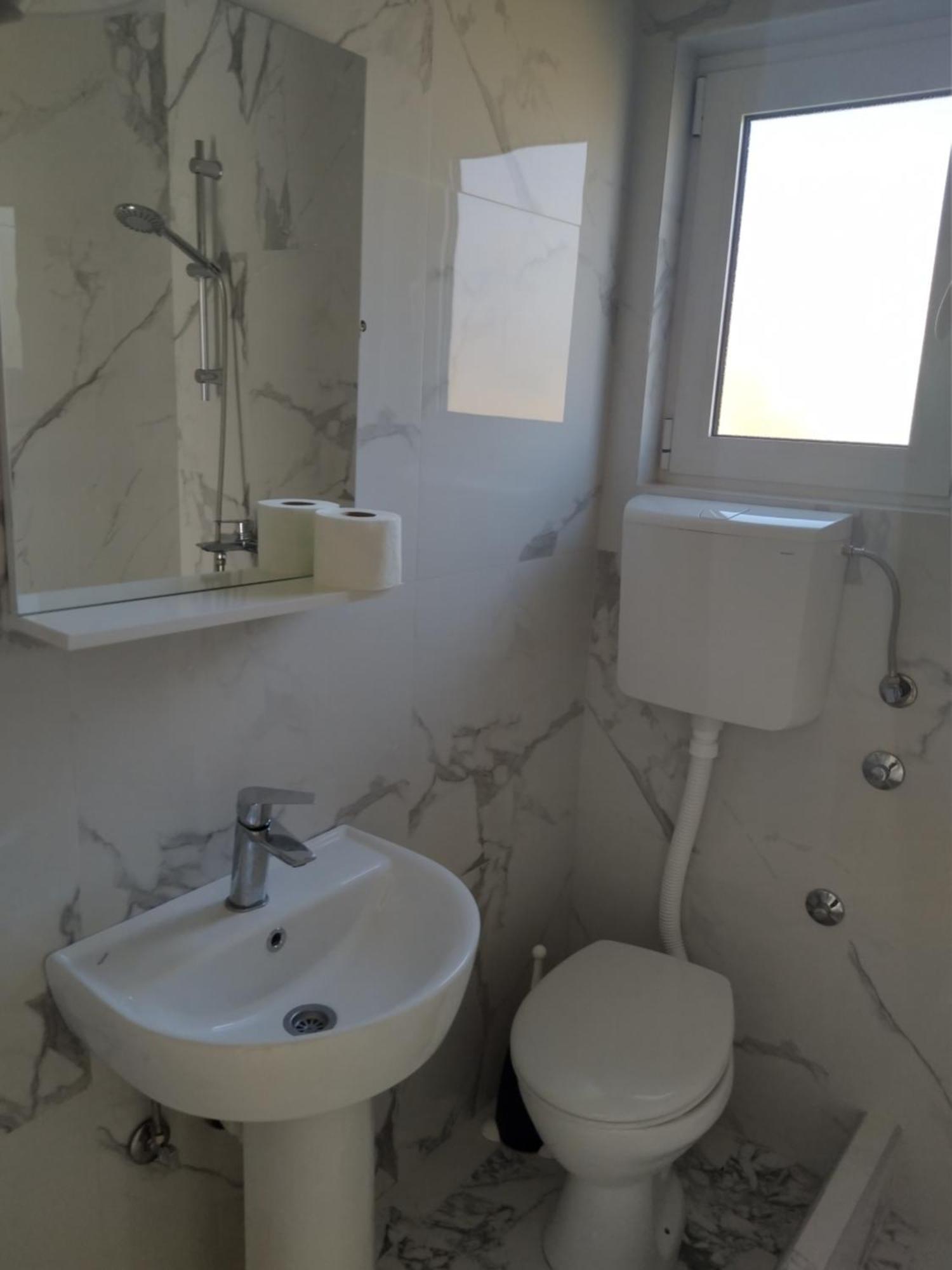 Hostel Vera - Airport Podgorica Mitrovici  Exteriör bild