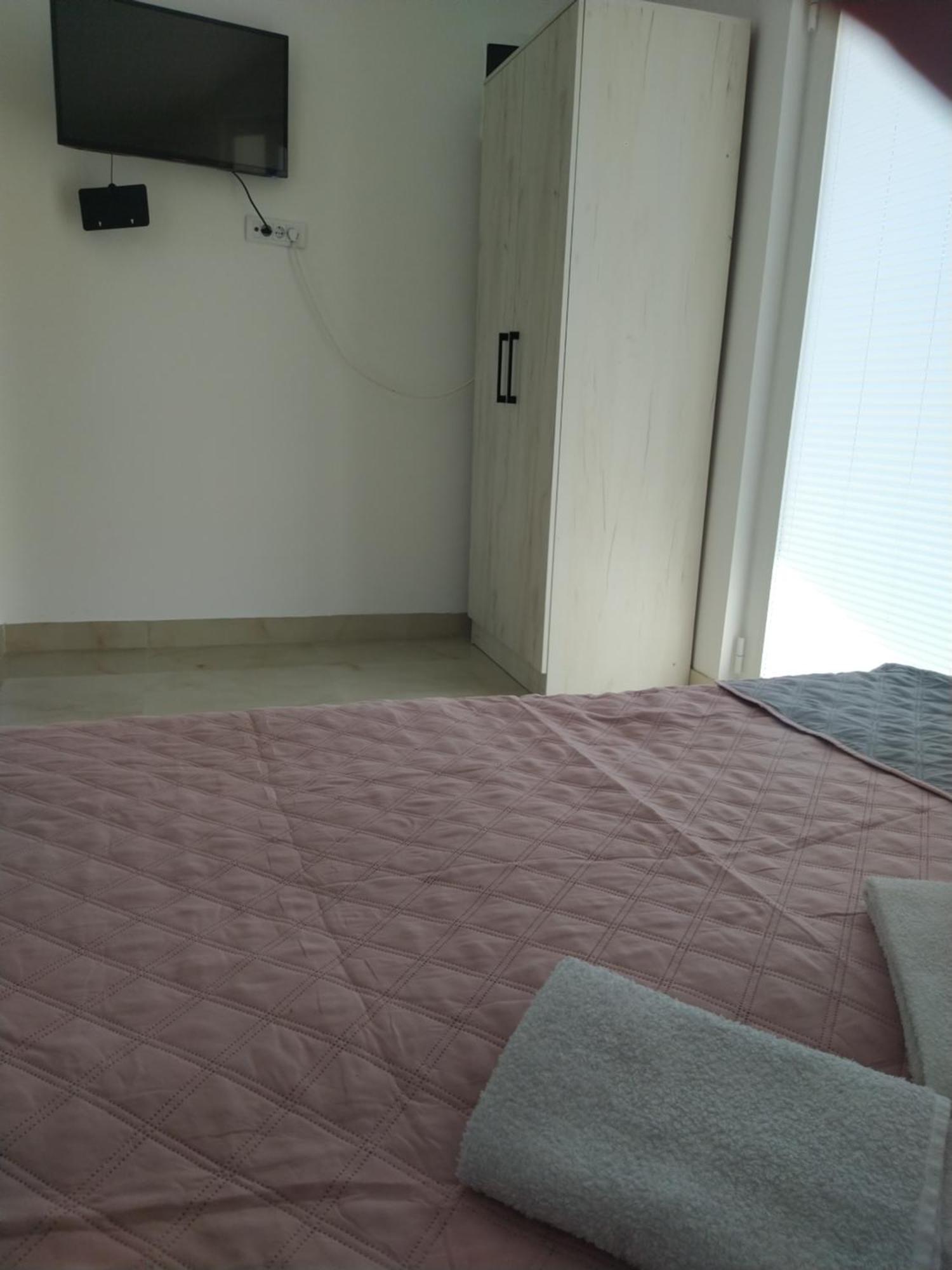 Hostel Vera - Airport Podgorica Mitrovici  Exteriör bild