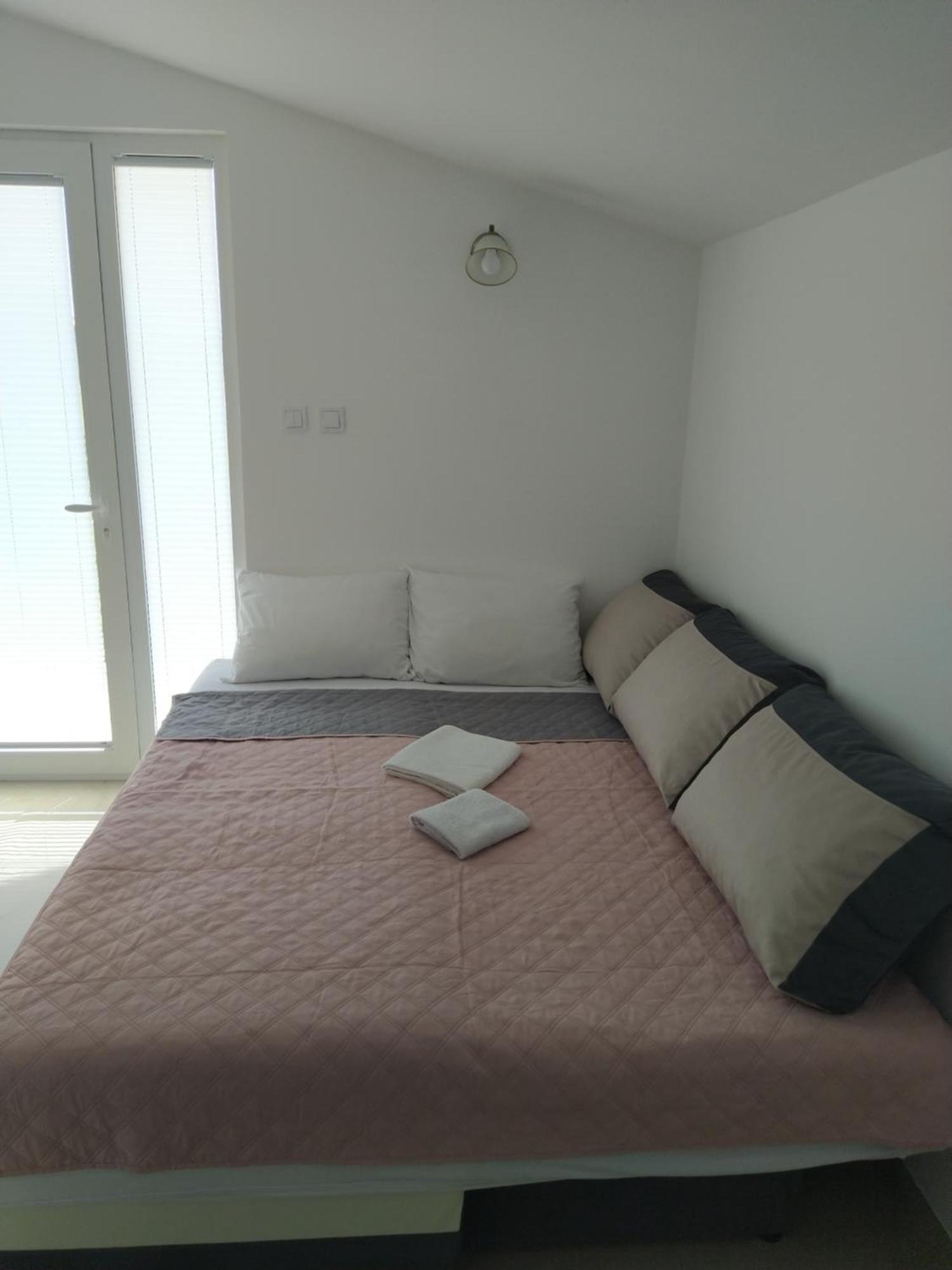 Hostel Vera - Airport Podgorica Mitrovici  Exteriör bild