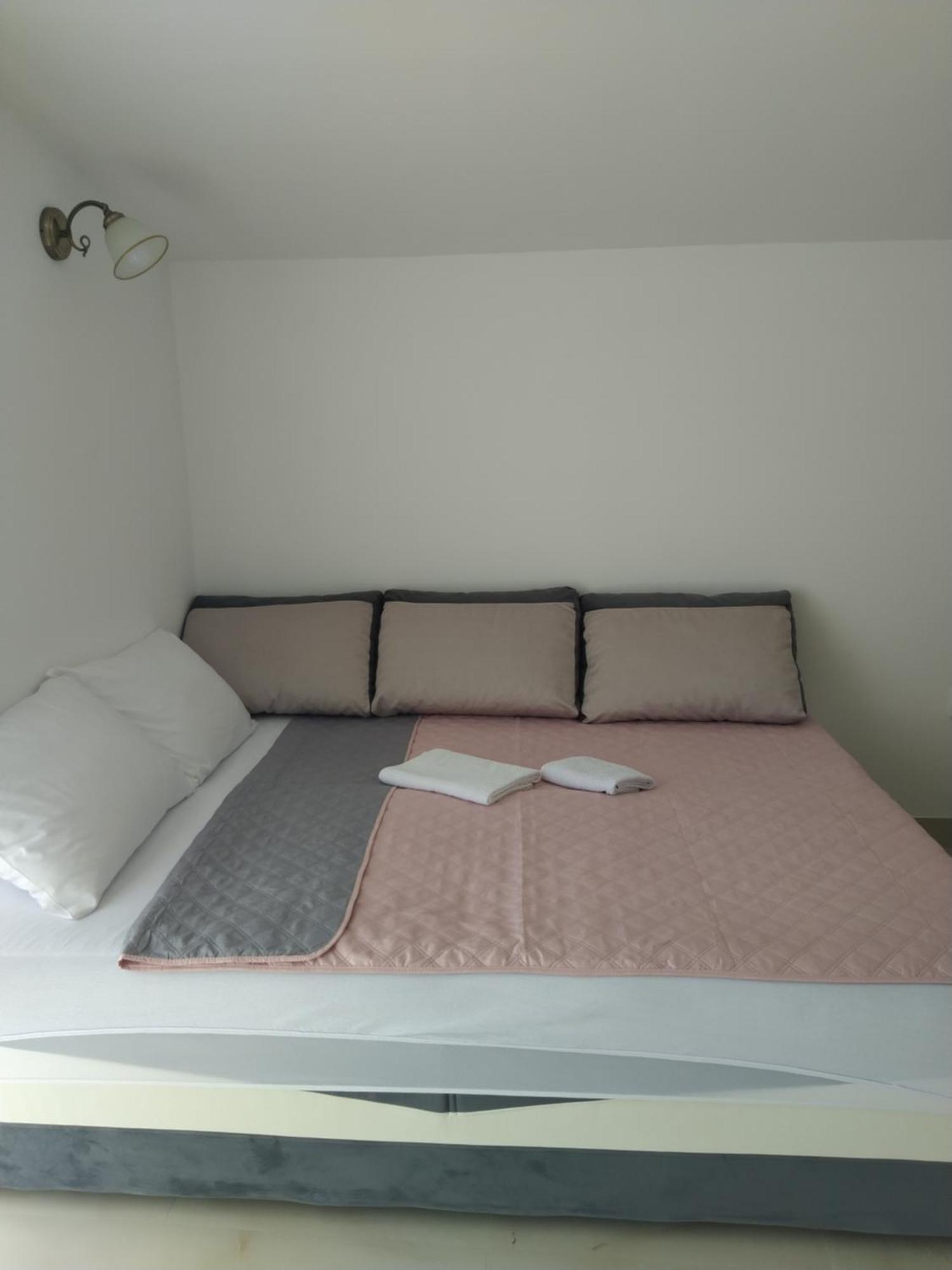 Hostel Vera - Airport Podgorica Mitrovici  Exteriör bild
