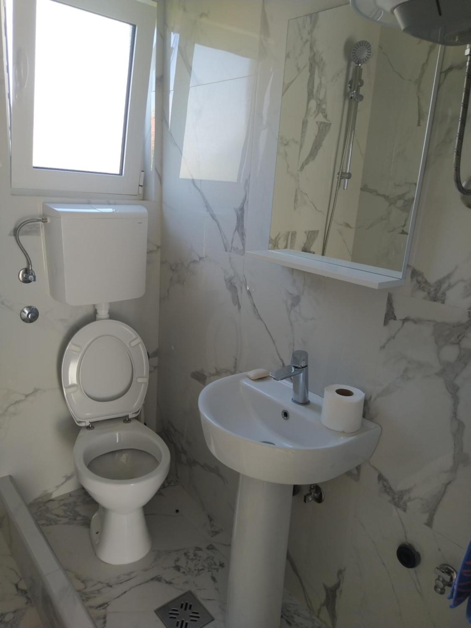 Hostel Vera - Airport Podgorica Mitrovici  Exteriör bild