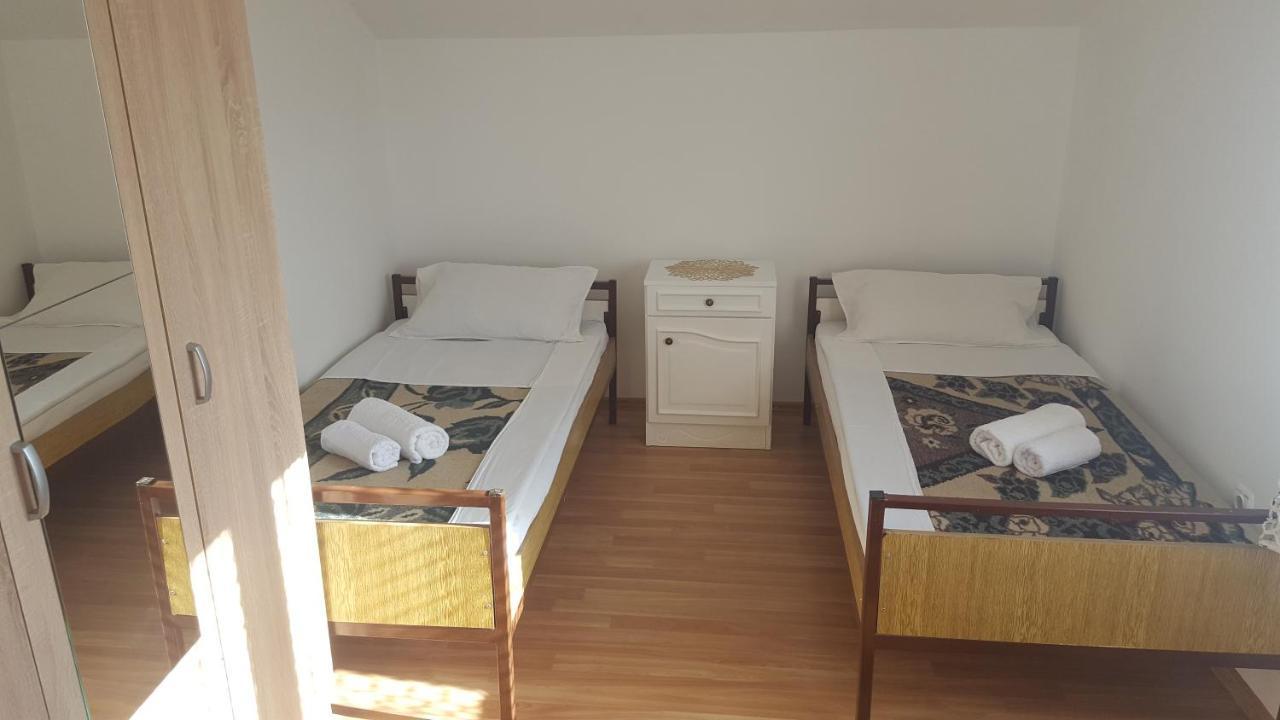 Hostel Vera - Airport Podgorica Mitrovici  Exteriör bild