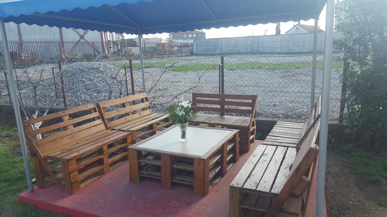 Hostel Vera - Airport Podgorica Mitrovici  Exteriör bild