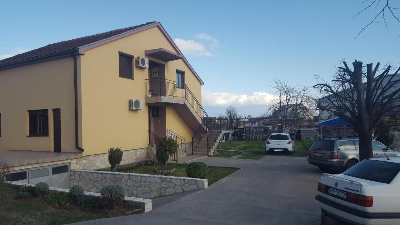 Hostel Vera - Airport Podgorica Mitrovici  Exteriör bild